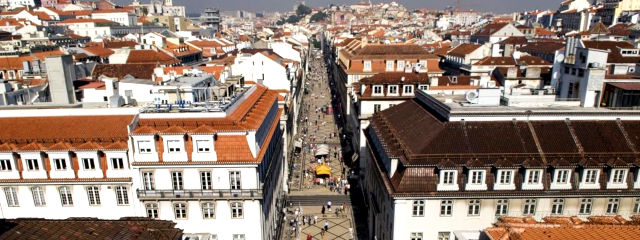 Pedra de Lioz, muito usada na reconstrução de Lisboa após o terremoto de 1755, Lisboa &copy; / Images of Portugal