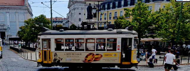 Chegando à Praça Luís de Camões vindo da Rua do Loreto, Freguesia da Misericórdia, Lisboa &copy; Google Earth Pro