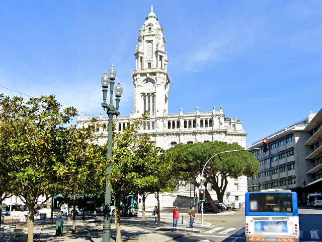 Ayuntamiento de Porto en Avenida dos Aliados, Baixa do Porto, Porto, Norte de Portugal &copy; Google Earth Pro
