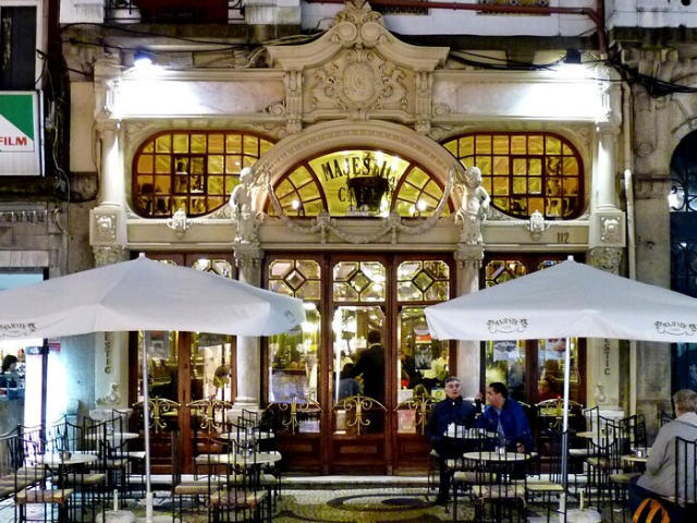 Café Majestic, um dos mais antigo do Porto, Cidade do Porto, Norte de Portugal &copy; / Ilustração