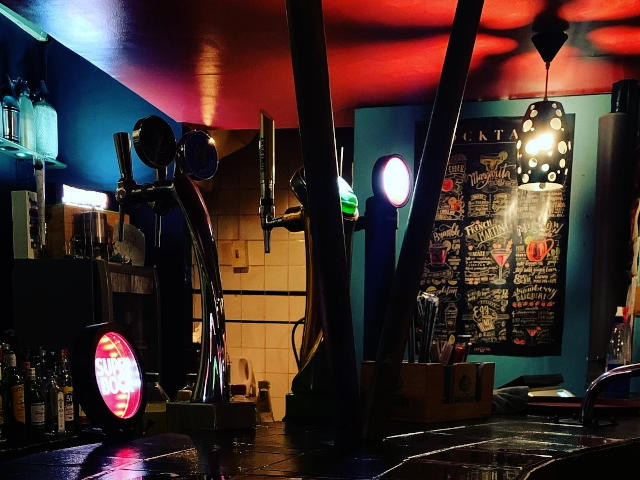 Bar Labirintho, uno de los más antiguos de Oporto, Ciudad de Oporto, Norte de Portugal &copy; / Bar Laberintho, Ilustración