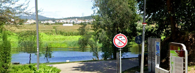 Uitzicht op de rivier de Ave in Trofa, in de Ave-vallei, district Porto, Douro Litoral (regio noord) &copy; Google Earth Pro