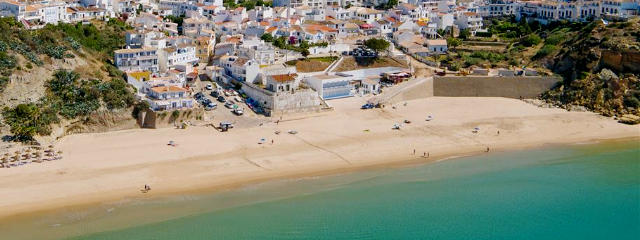 Praia do Burgau, Vila do Bispo, Distrito de Faro (Algarve) &copy; Turismo Vila do Bispo / Ilustração