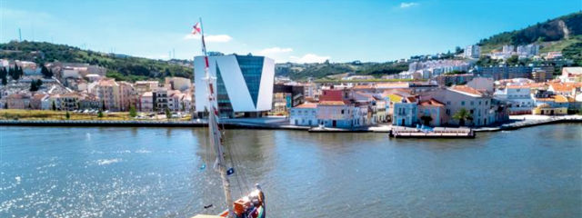 Vista de Vila Franca de Xira e do Rio Tejo, Grande Lisboa, Ribatejo &copy; / Internet, ilustração