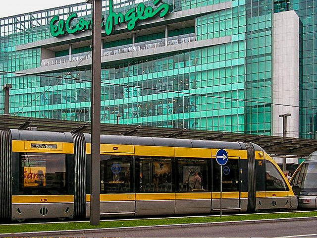 Metrô do Porto, estação na vizinha Vila Nova de Gaia, Área Metropolitana do Porto, Distrito do Porto &copy; / Ilustração