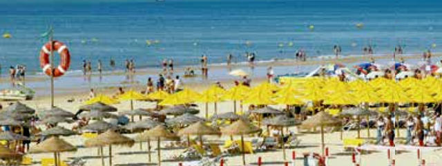 Praia de Monte Gordo em Vila Real de Santo Antonio, Distrito de Faro (Algarve) &copy; Turismo VRSA, ilustração